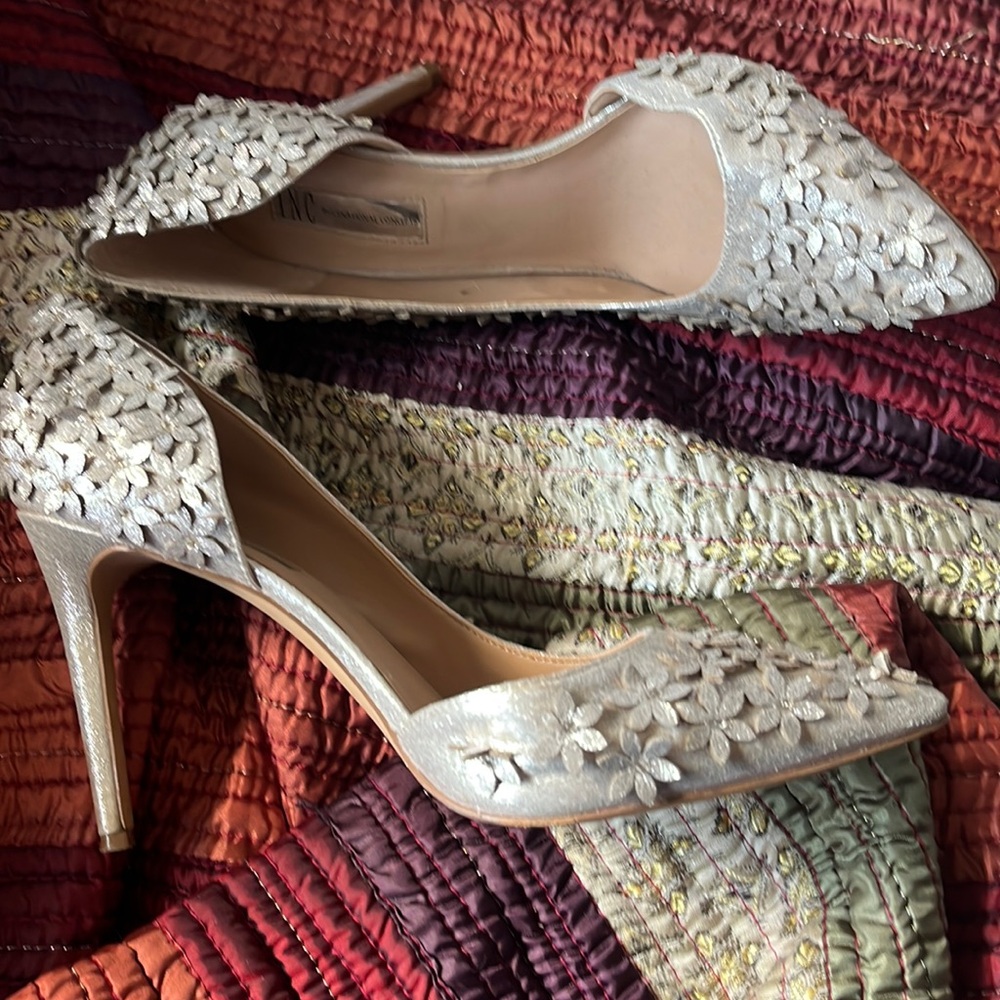 INC Sparkle gold pump golden floral specked closed toe